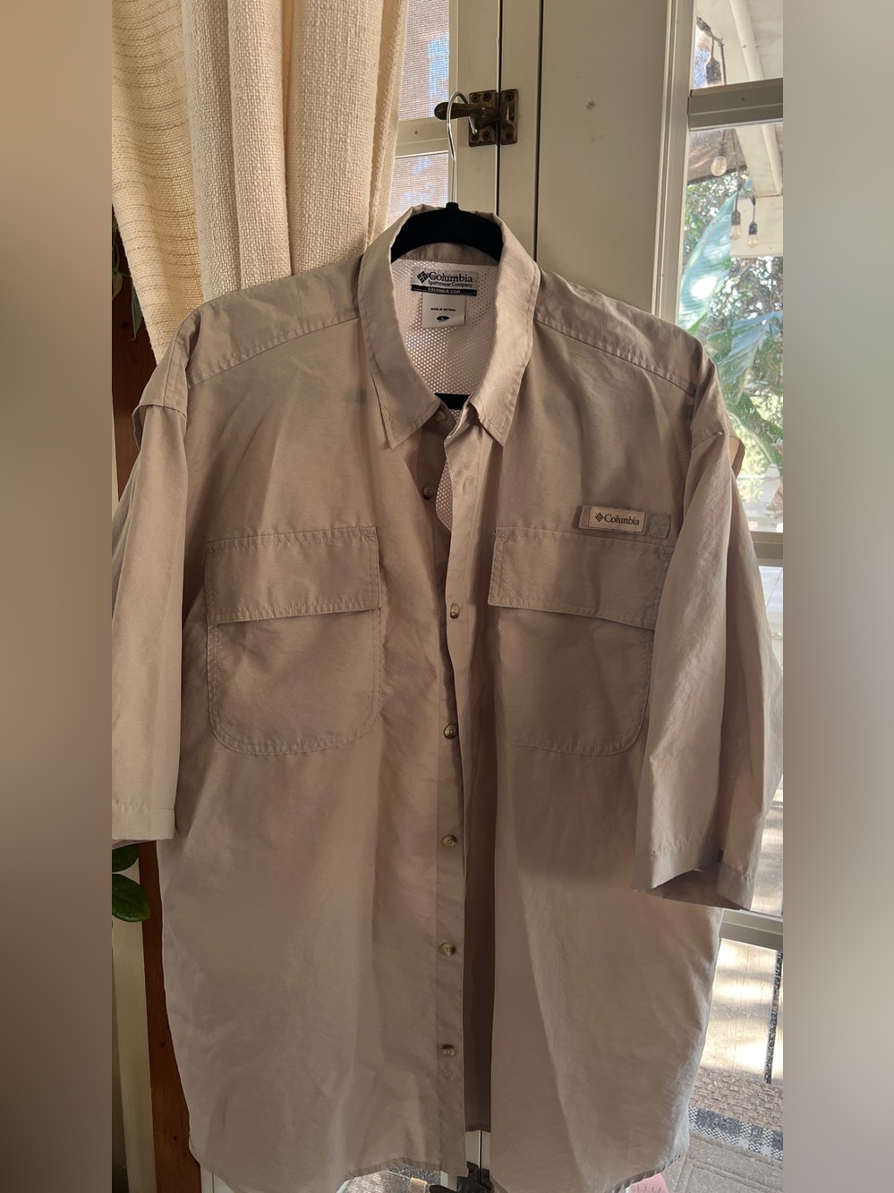 Columbia Lightweight Button-Up Shirt in Light Taupe Men’s Size Large